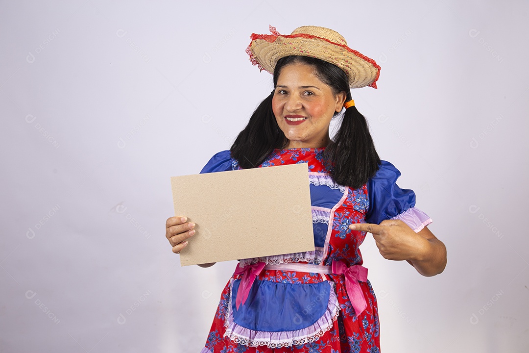 Linda mulher jovem roupas típicas de Festa Junina