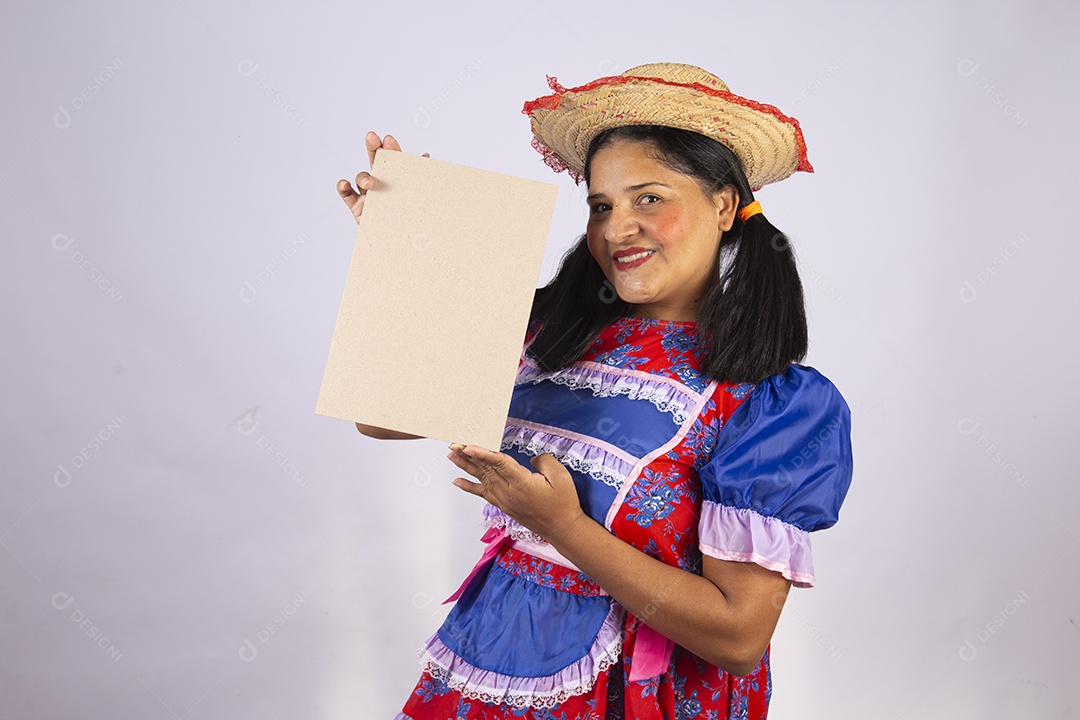 Linda mulher jovem roupas típicas de Festa Junina