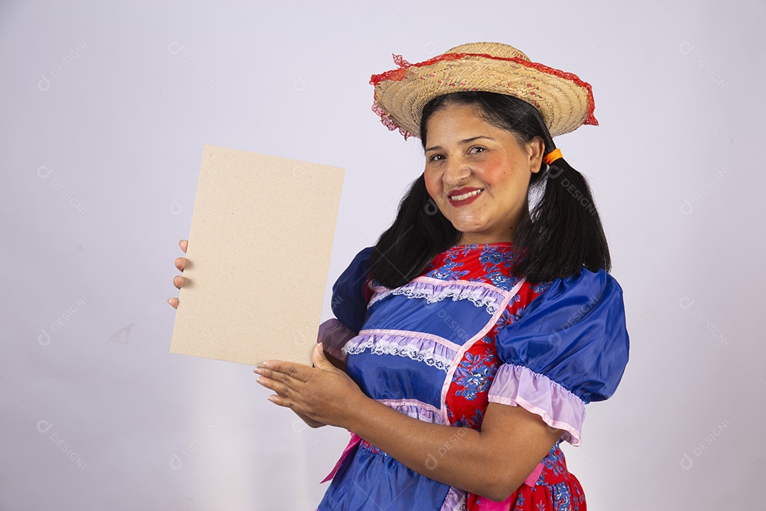 Linda mulher jovem roupas típicas de Festa Junina