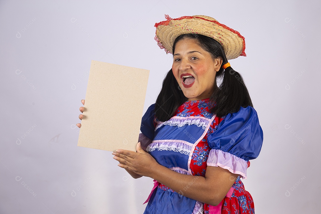 Linda mulher jovem roupas típicas de Festa Junina
