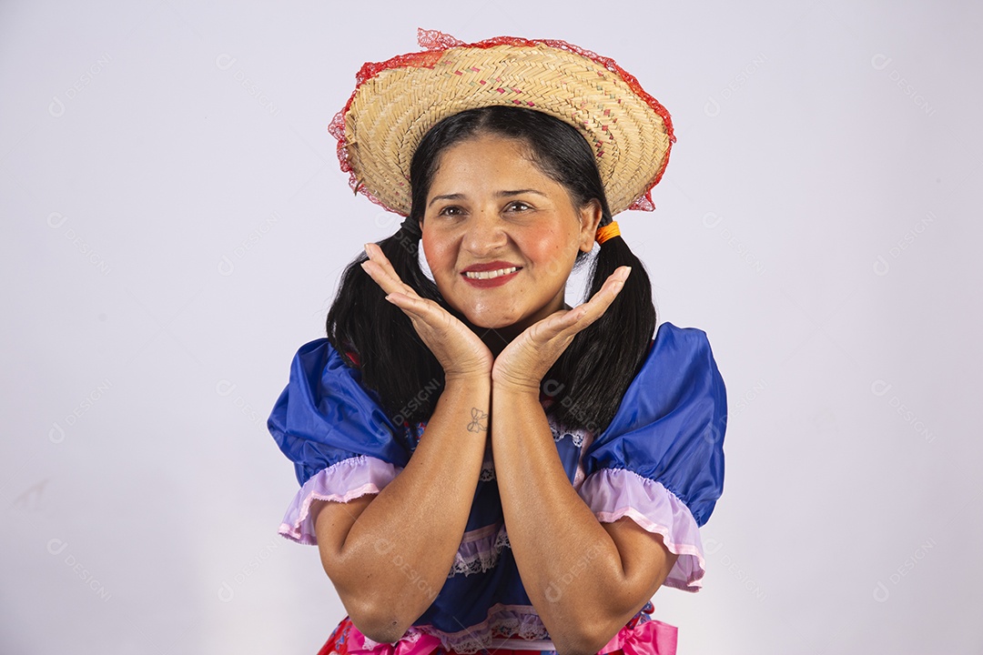 Linda mulher jovem roupas típicas de Festa Junina