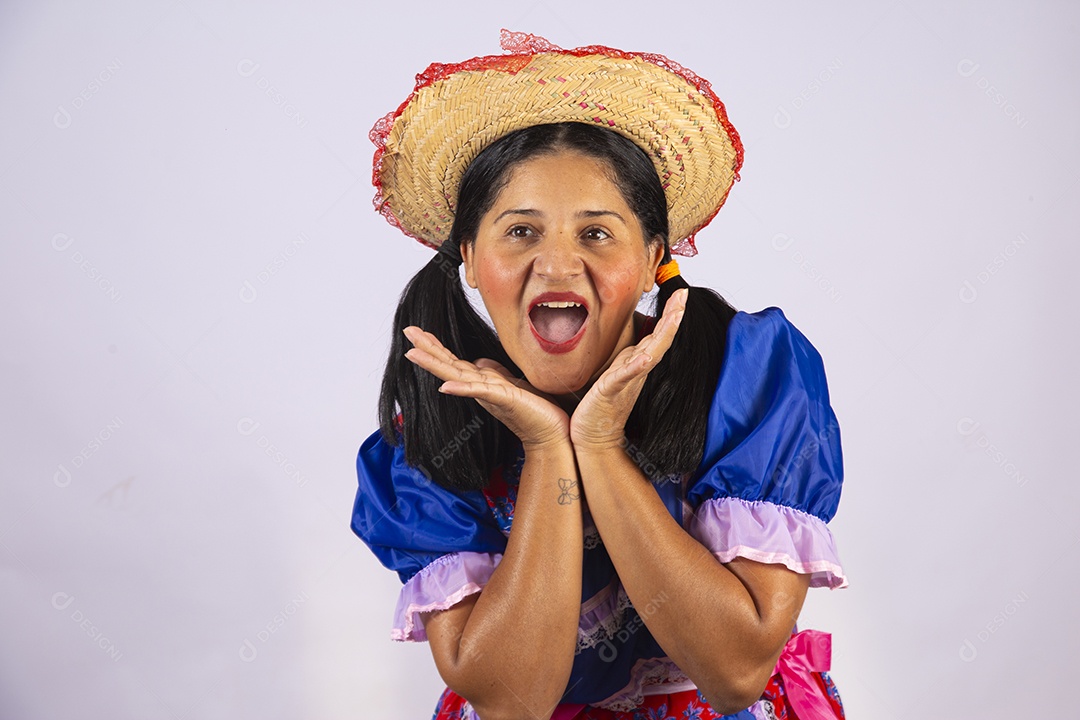 Linda mulher jovem roupas típicas de Festa Junina