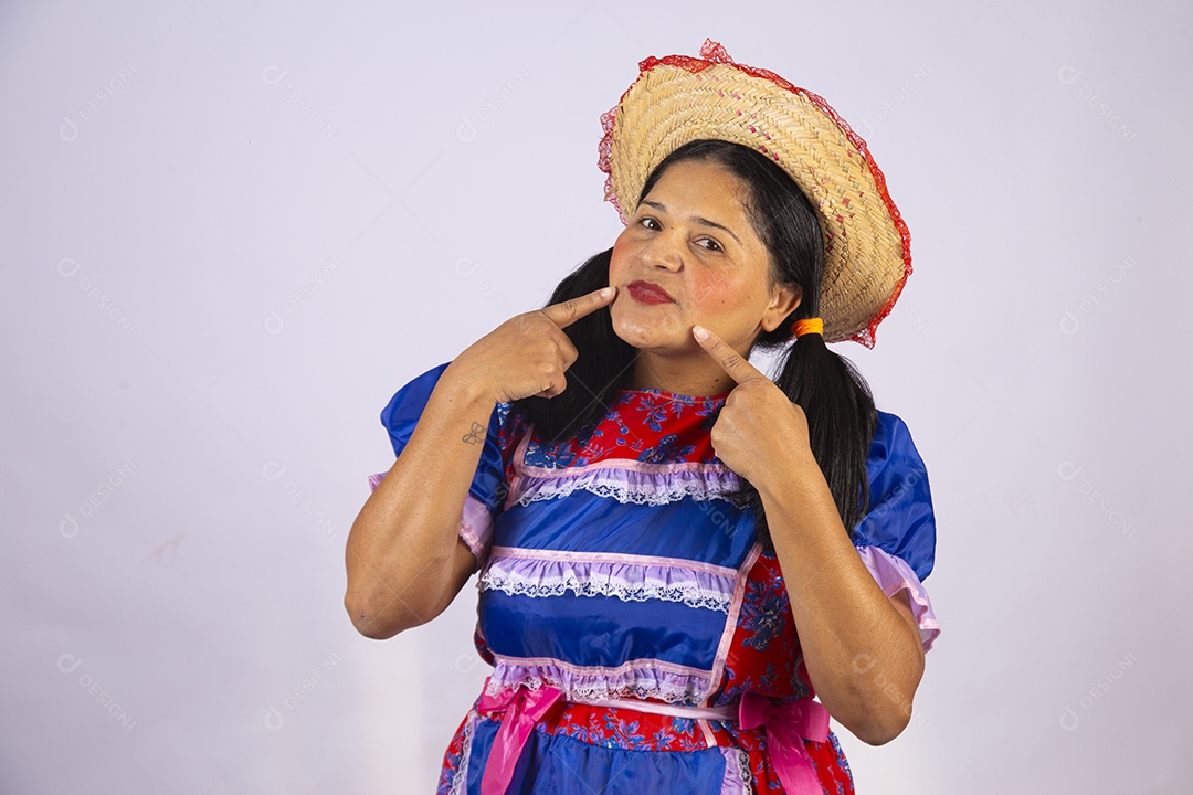 Linda mulher jovem roupas típicas de Festa Junina