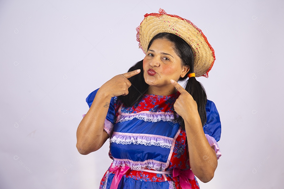 Linda mulher jovem roupas típicas de Festa Junina