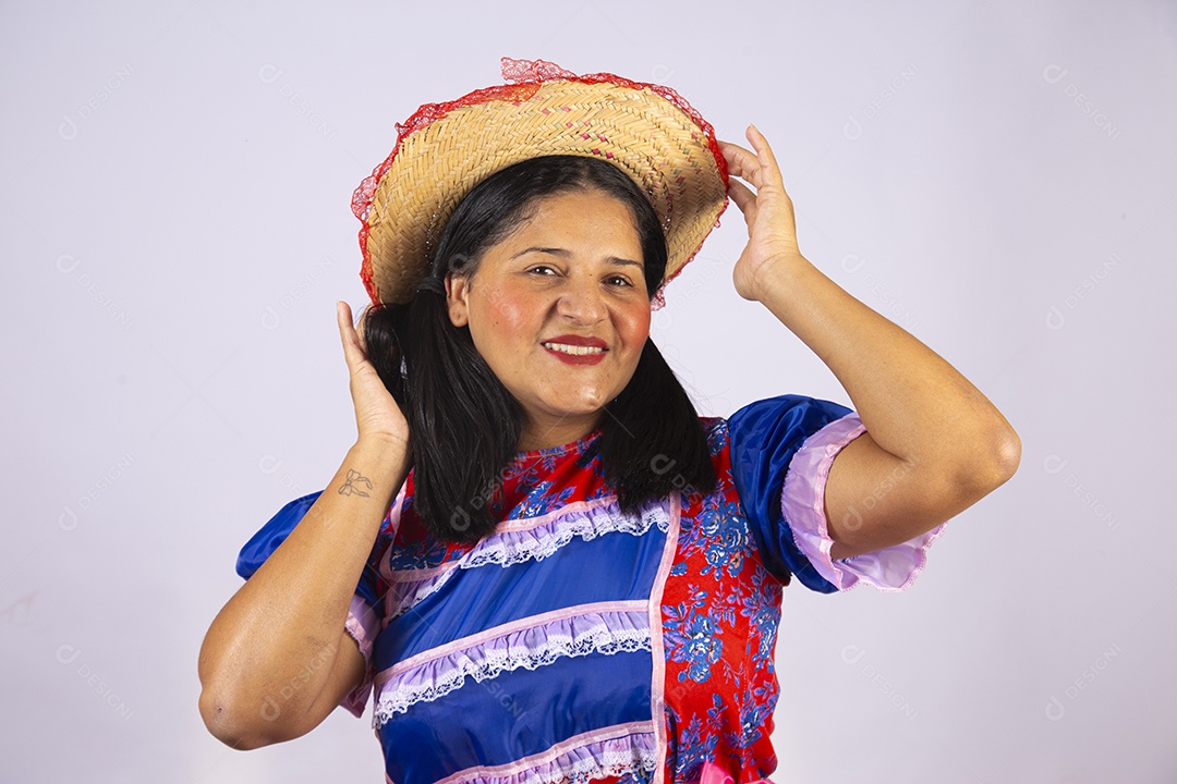 Linda mulher jovem roupas típicas de Festa Junina