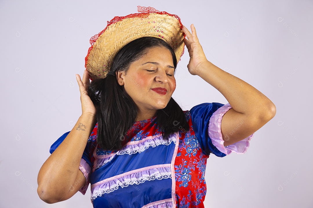 Linda mulher jovem roupas típicas de Festa Junina