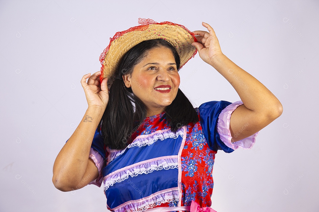 Linda mulher jovem roupas típicas de Festa Junina