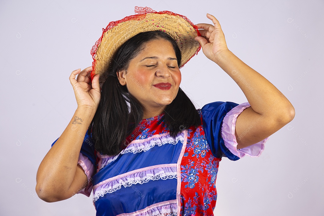 Linda mulher jovem roupas típicas de Festa Junina