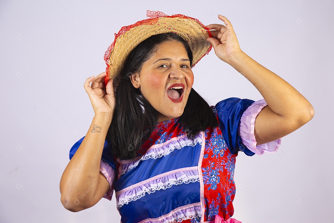 Linda mulher jovem roupas típicas de Festa Junina