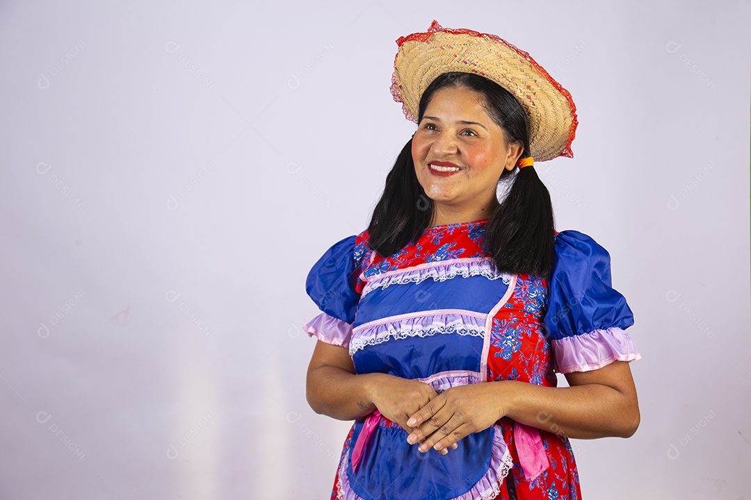 Linda mulher jovem roupas típicas de Festa Junina
