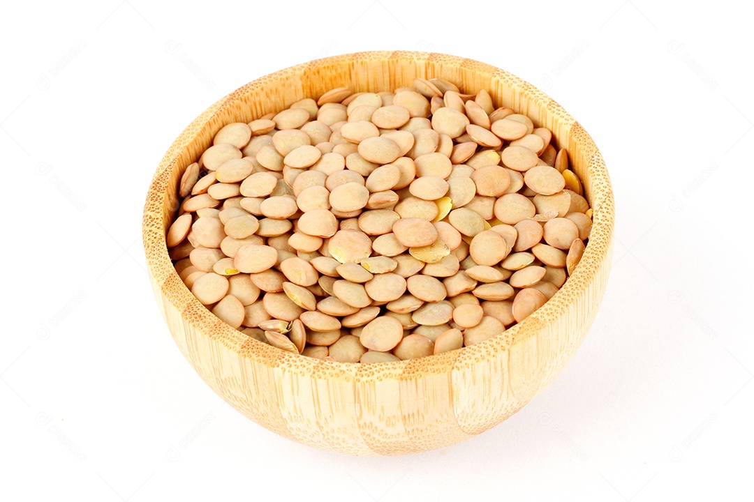 Lentilhas secas cruas marrons em tigela sobre fundo branco