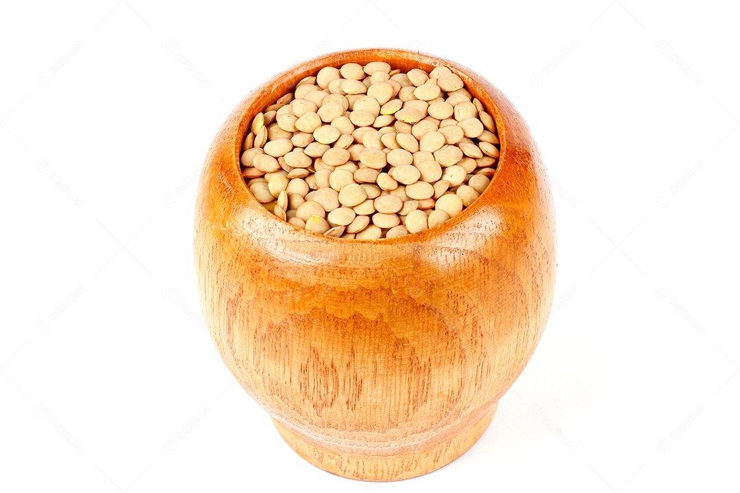 Vasilha de madeira com lentilha sobre fundo branco