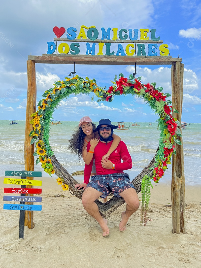 Linda paisagem de uma praia pessoas curtindo verão