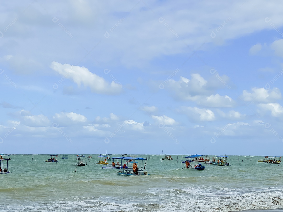 Linda paisagem de uma praia pessoas curtindo verão