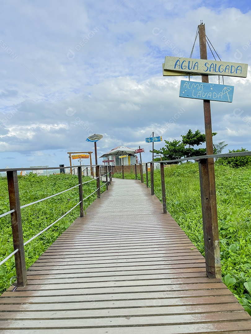 Linda paisagem de uma praia pessoas curtindo verão