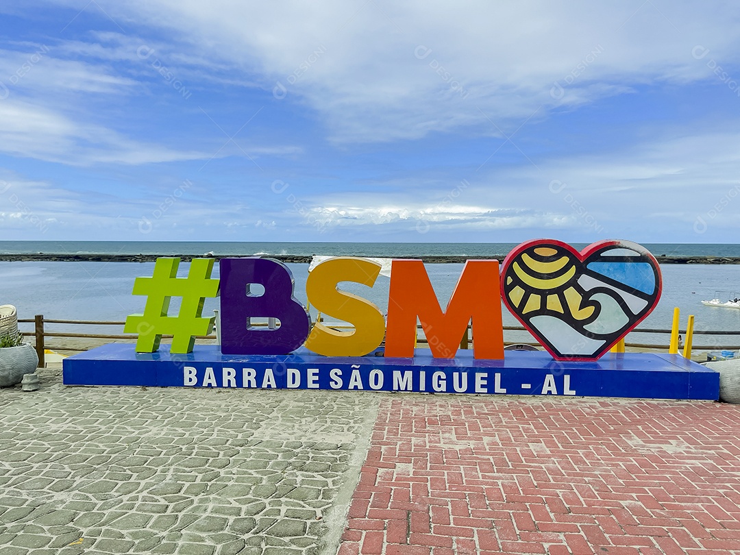 Linda paisagem de uma praia pessoas curtindo verão