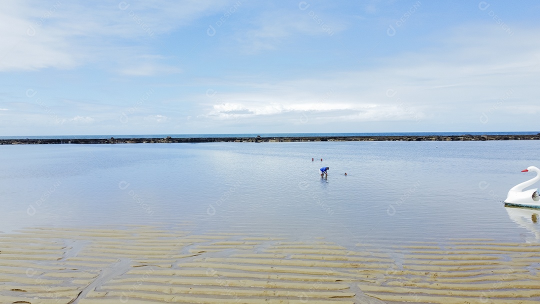 Linda paisagem de uma praia pessoas curtindo verão