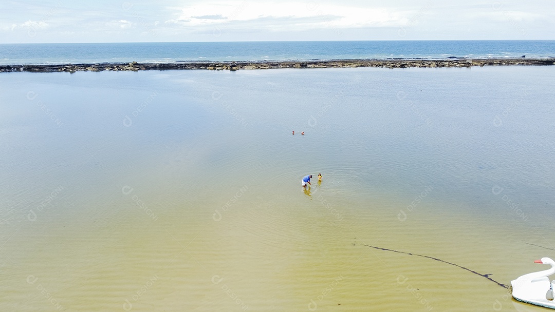 Linda paisagem de uma praia pessoas curtindo verão