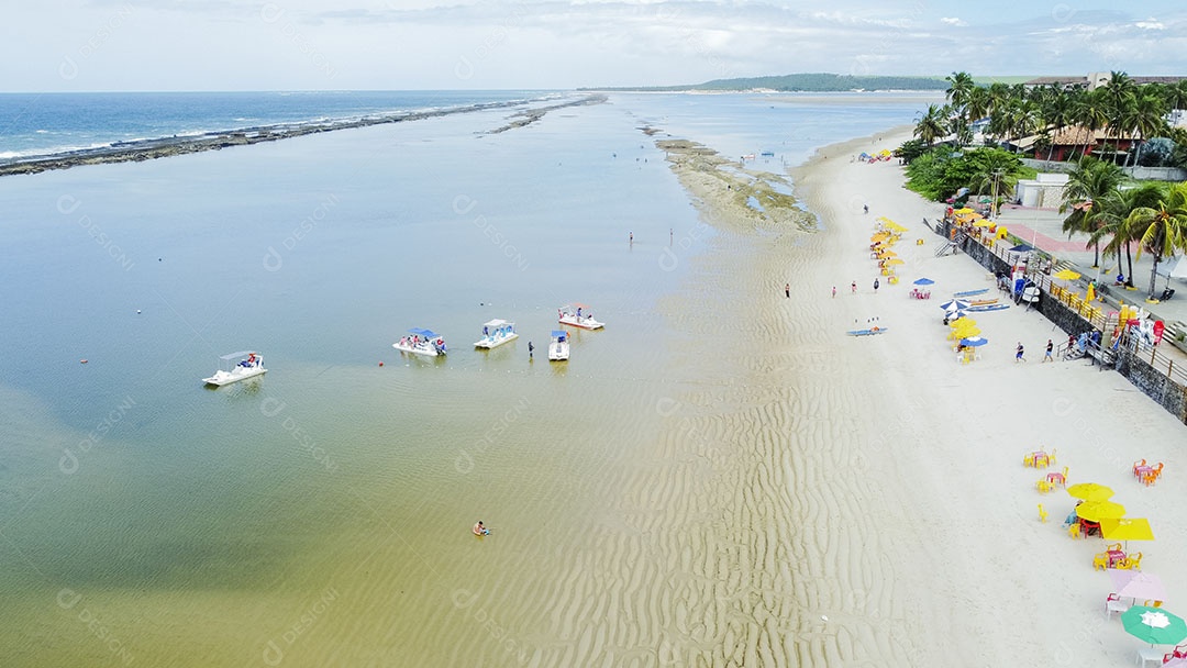 Linda paisagem de uma praia pessoas curtindo verão