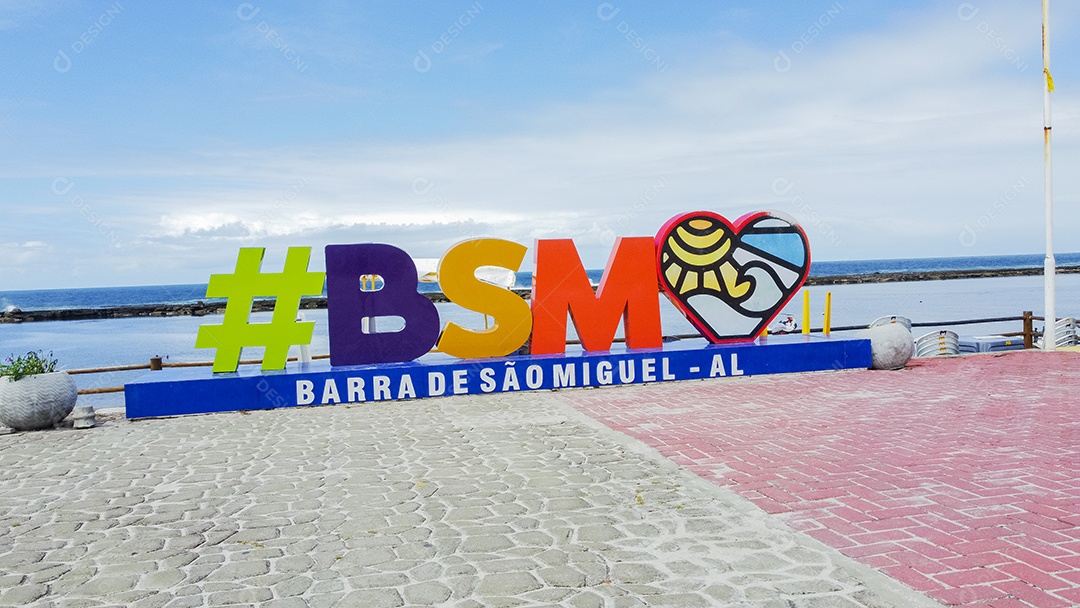 Linda paisagem de uma praia pessoas curtindo verão