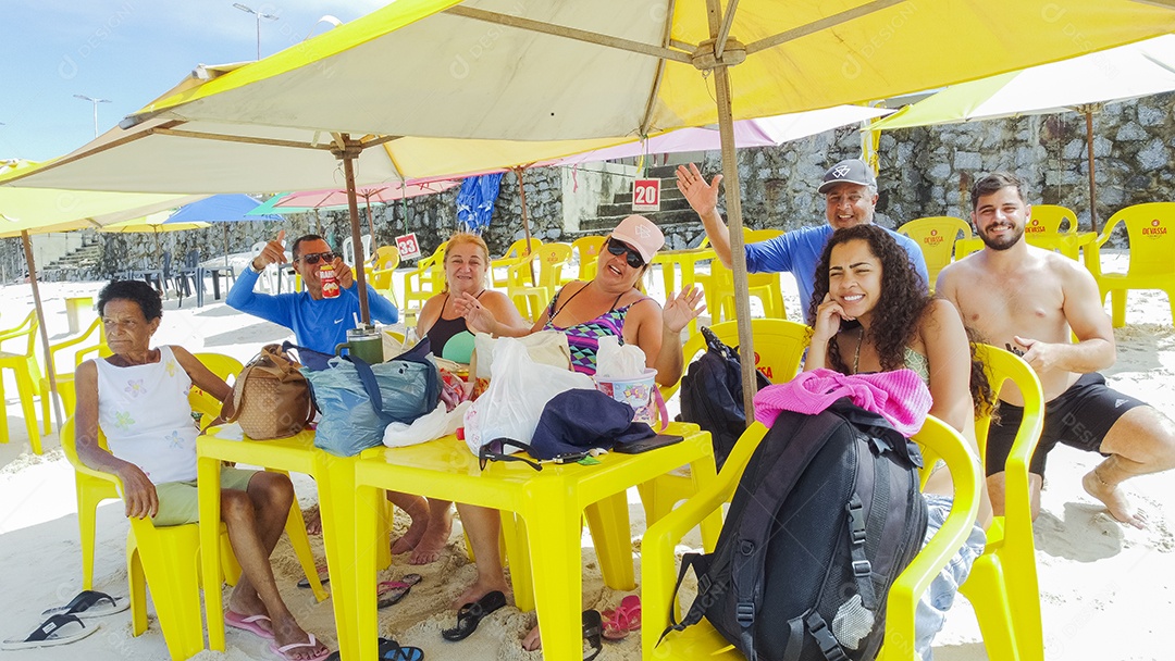 Turistas aproveitando praia