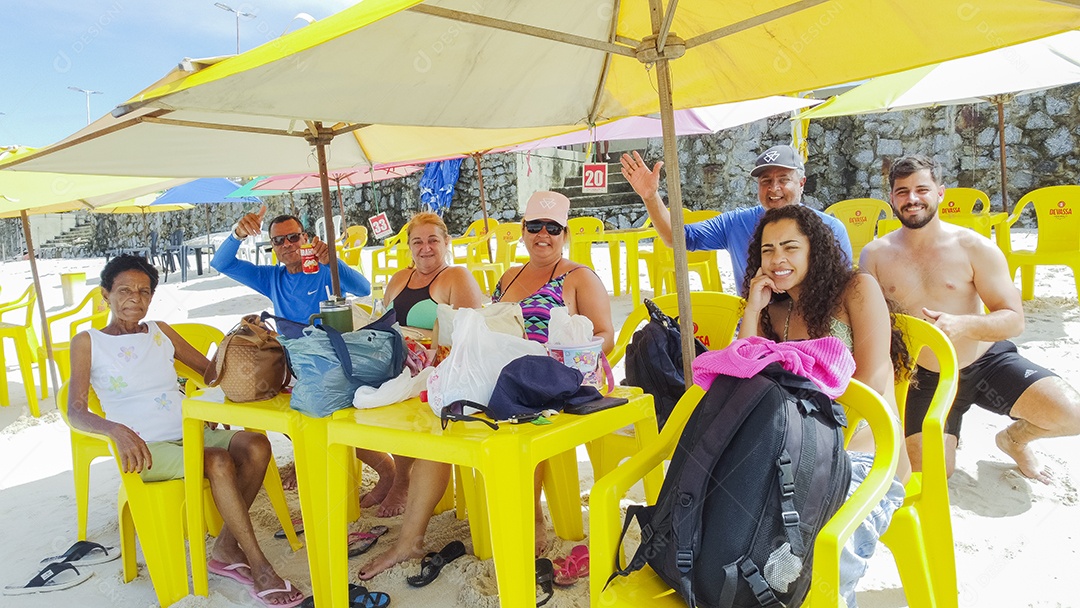 Turistas aproveitando praia
