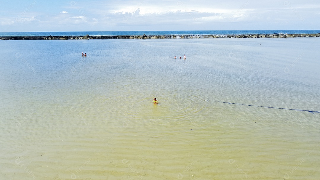 Linda paisagem de uma praia pessoas curtindo verão