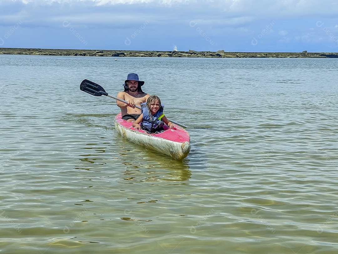 Turistas aproveitando praia