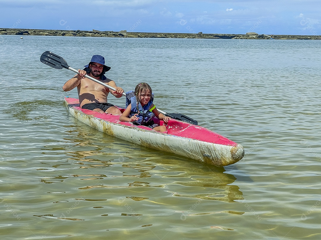 Turistas aproveitando praia