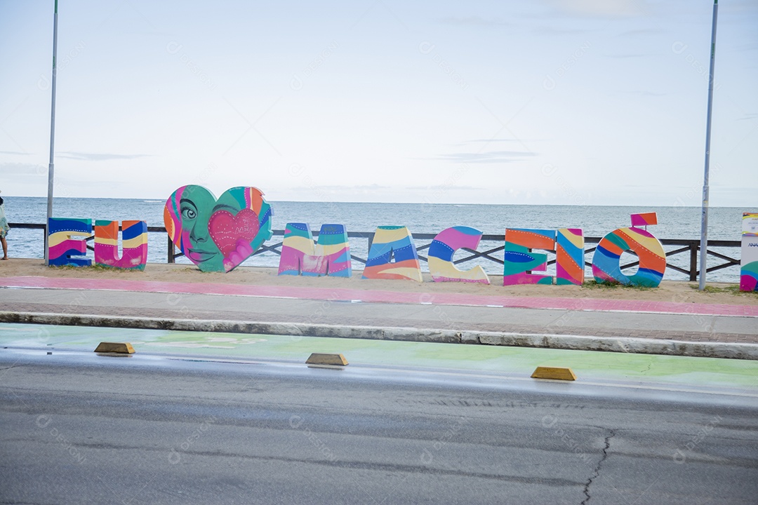 Lugares turístico sobre beira praia