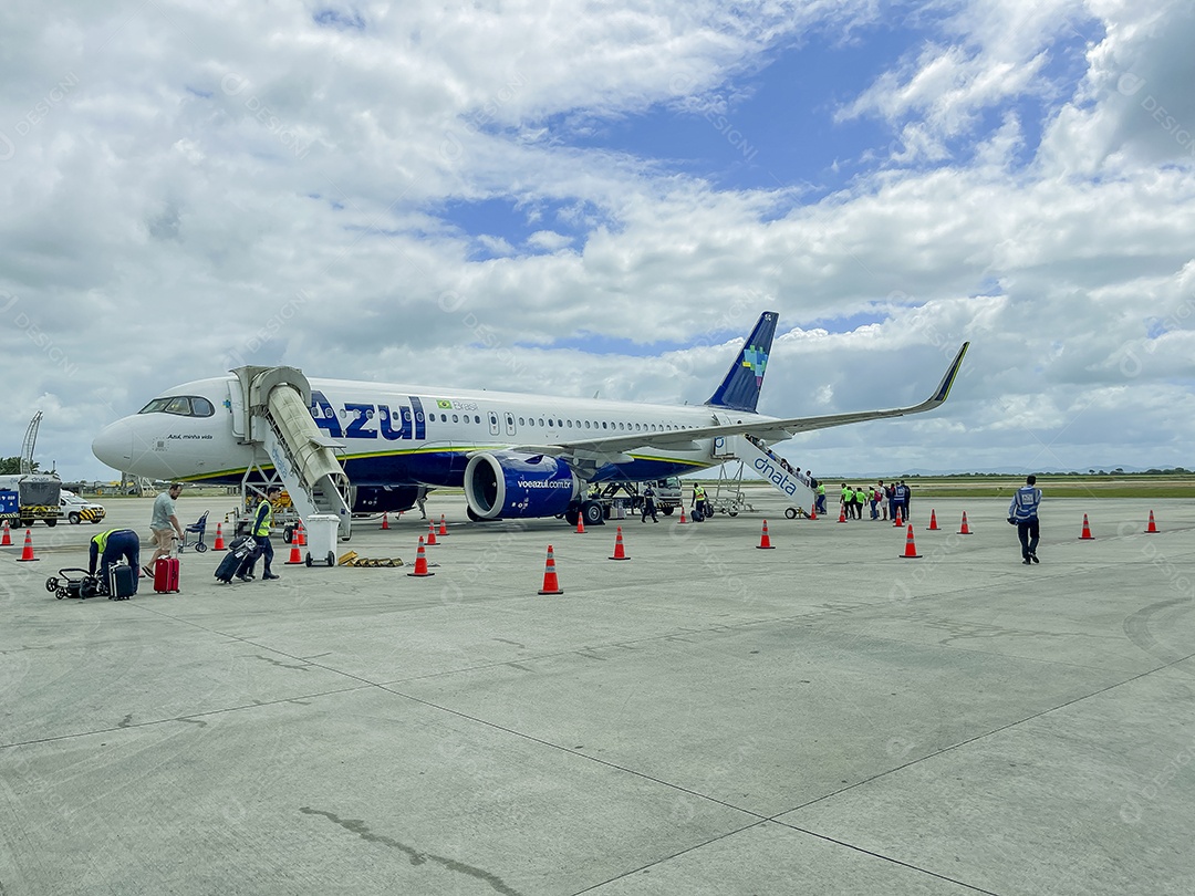 Avião sobre aeroporto