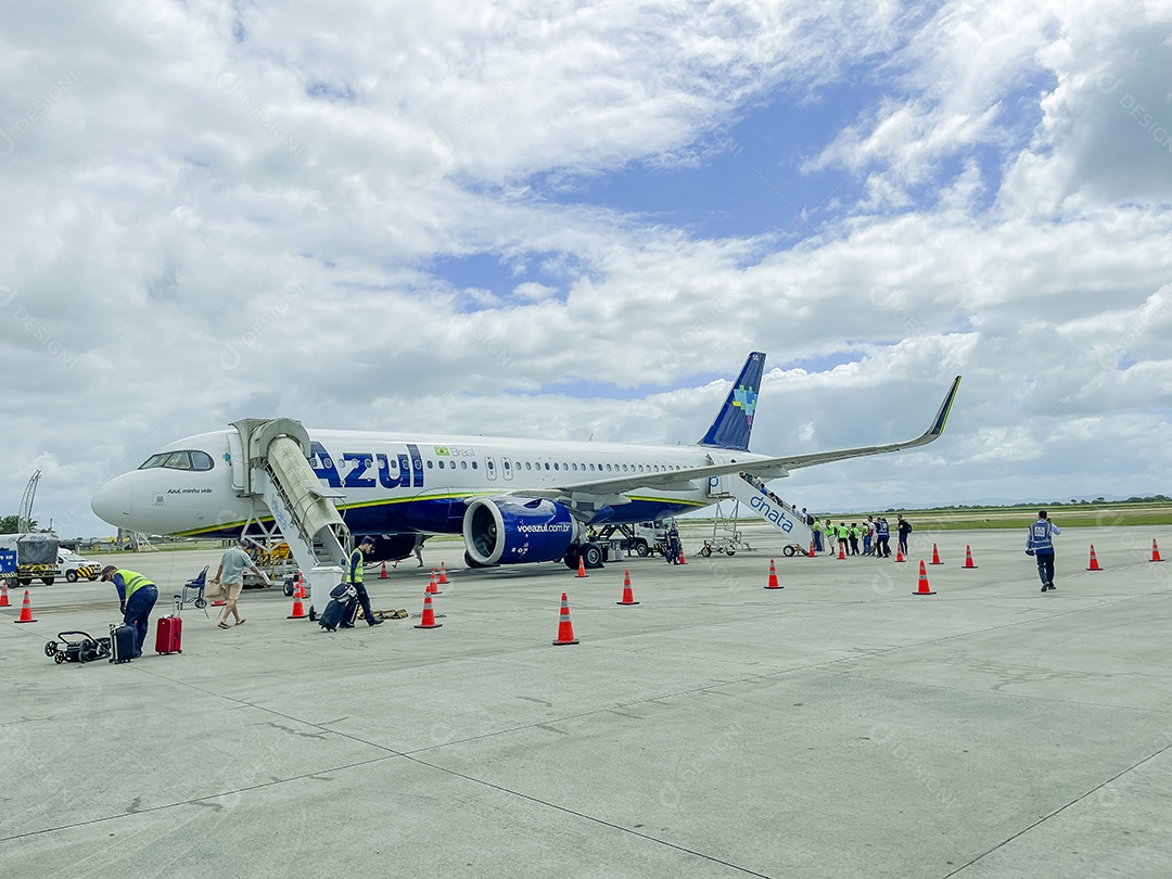 Avião sobre aeroporto