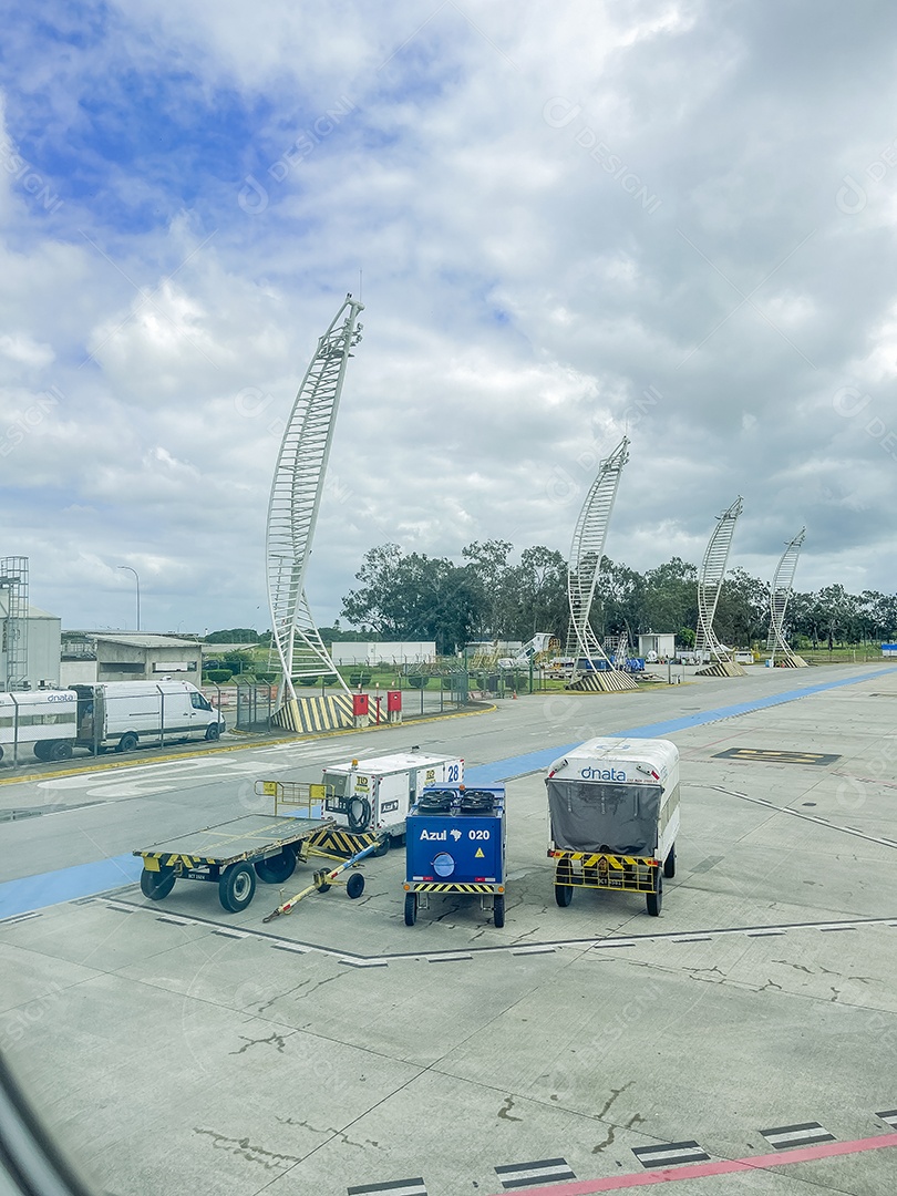 Aeroporto vazio com bagagens