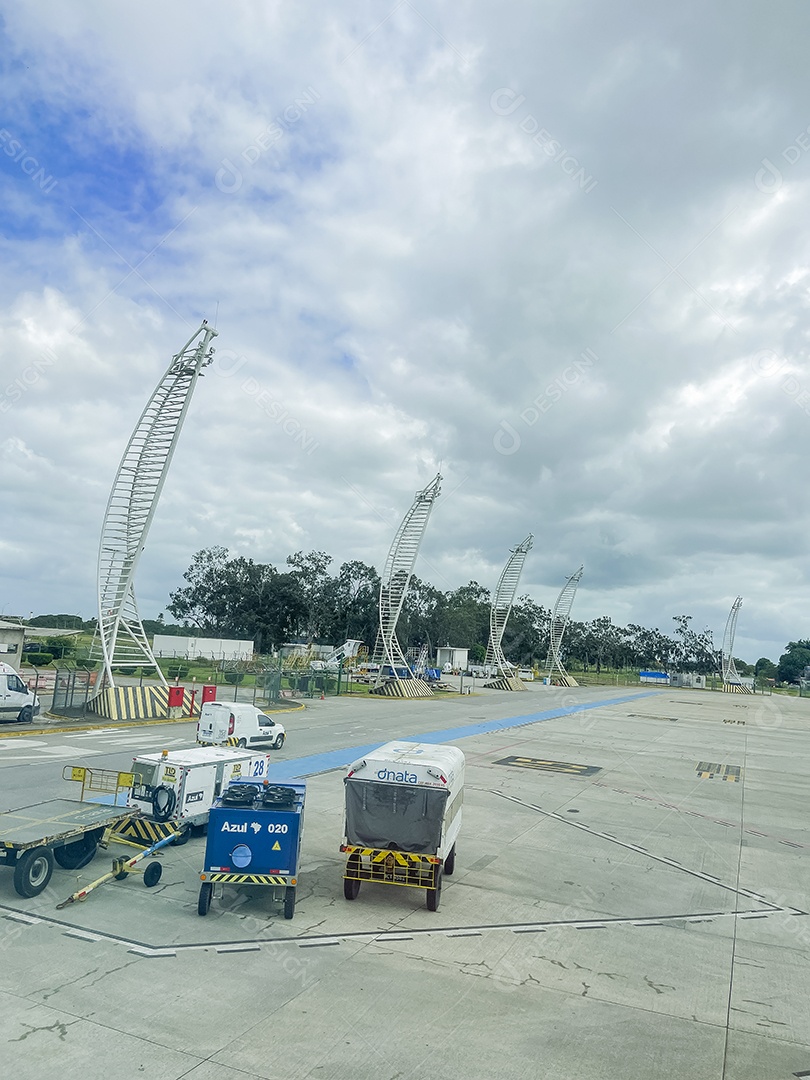 Aeroporto vazio com bagagens