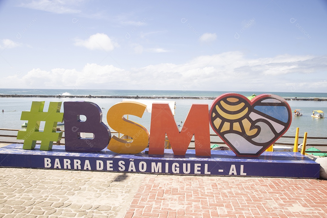 Lugares turístico sobre beira praia