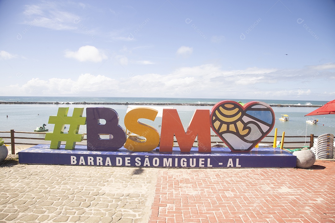 Lugares turístico sobre beira praia