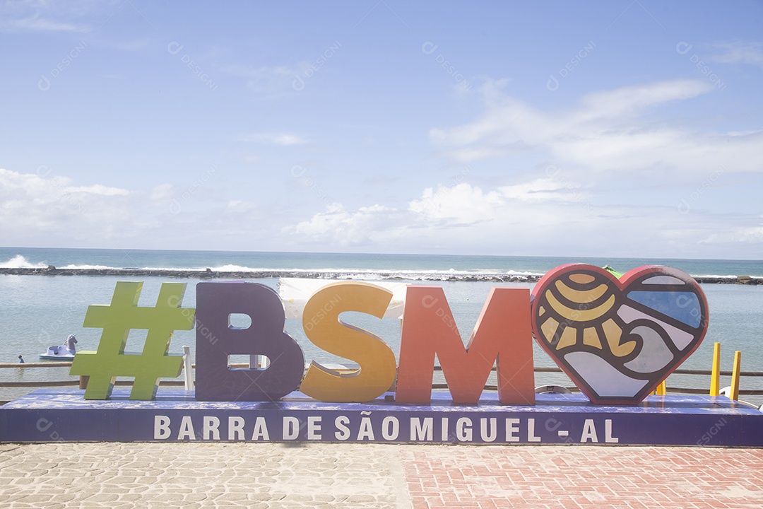 Lugares turístico sobre beira praia