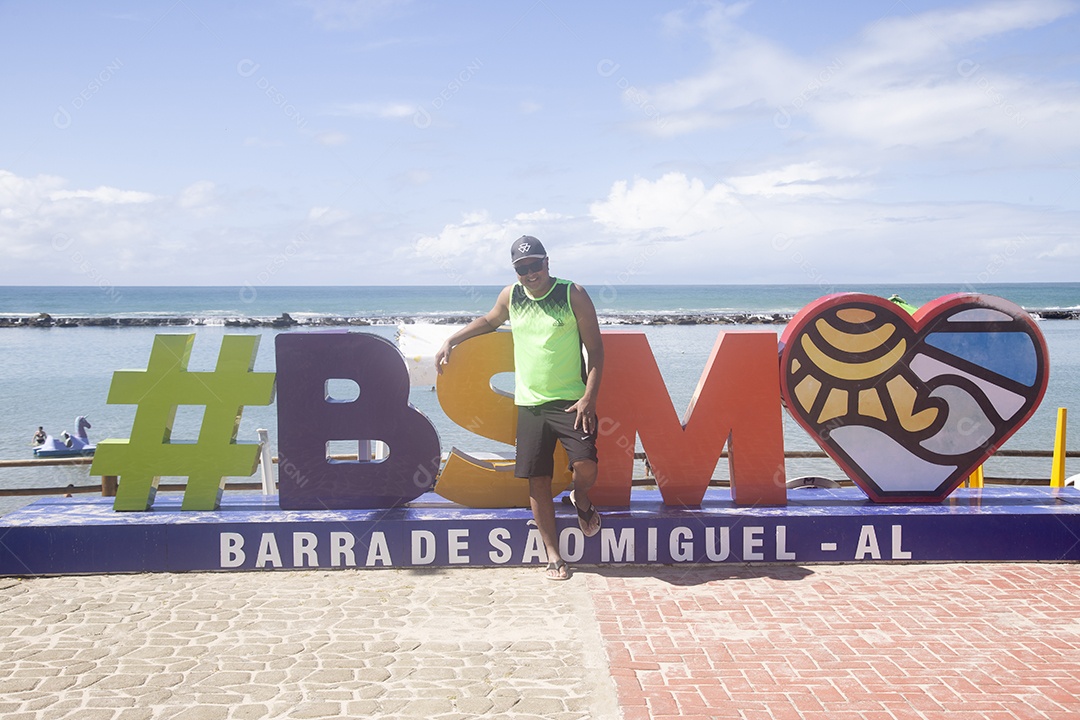 Lugares turístico sobre beira praia