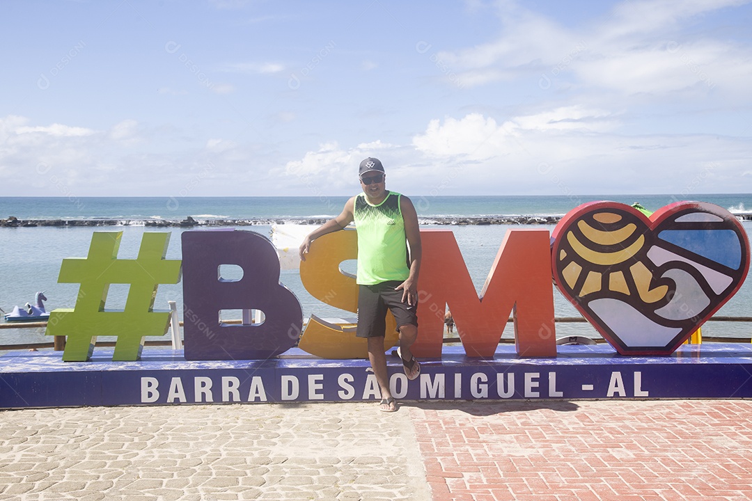 Lugares turístico sobre beira praia