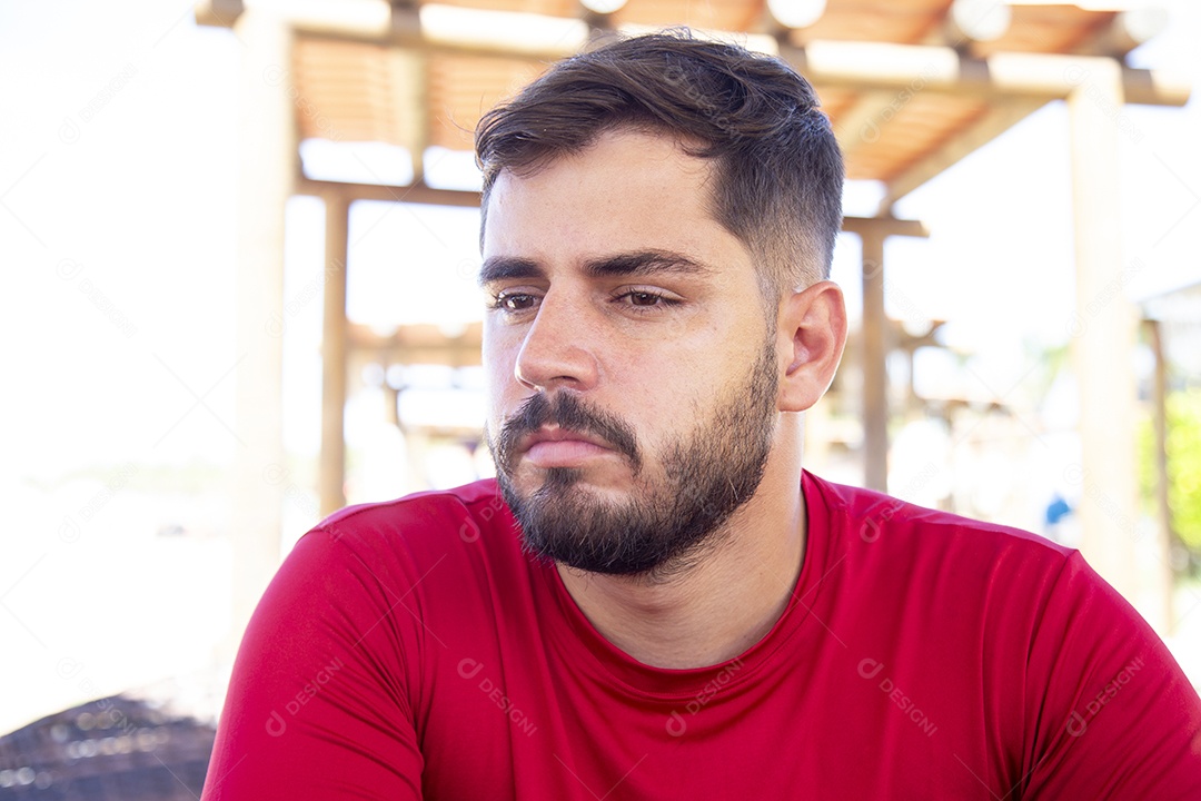 Homem jovem garoto barbudo sobre praia