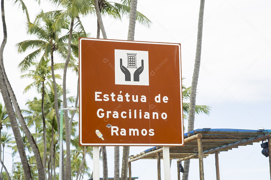Placa sobre uma praia
