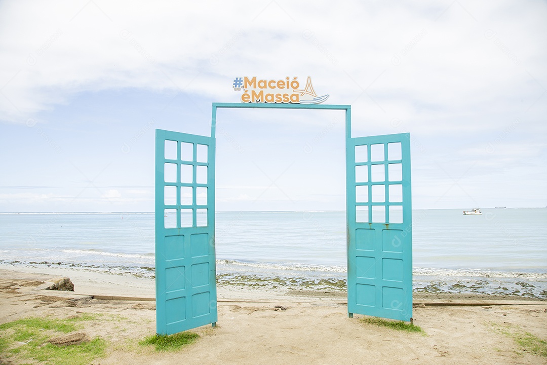 Linda paisagem de uma praia céu nublado