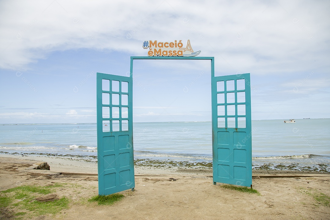 Linda paisagem de uma praia céu nublado