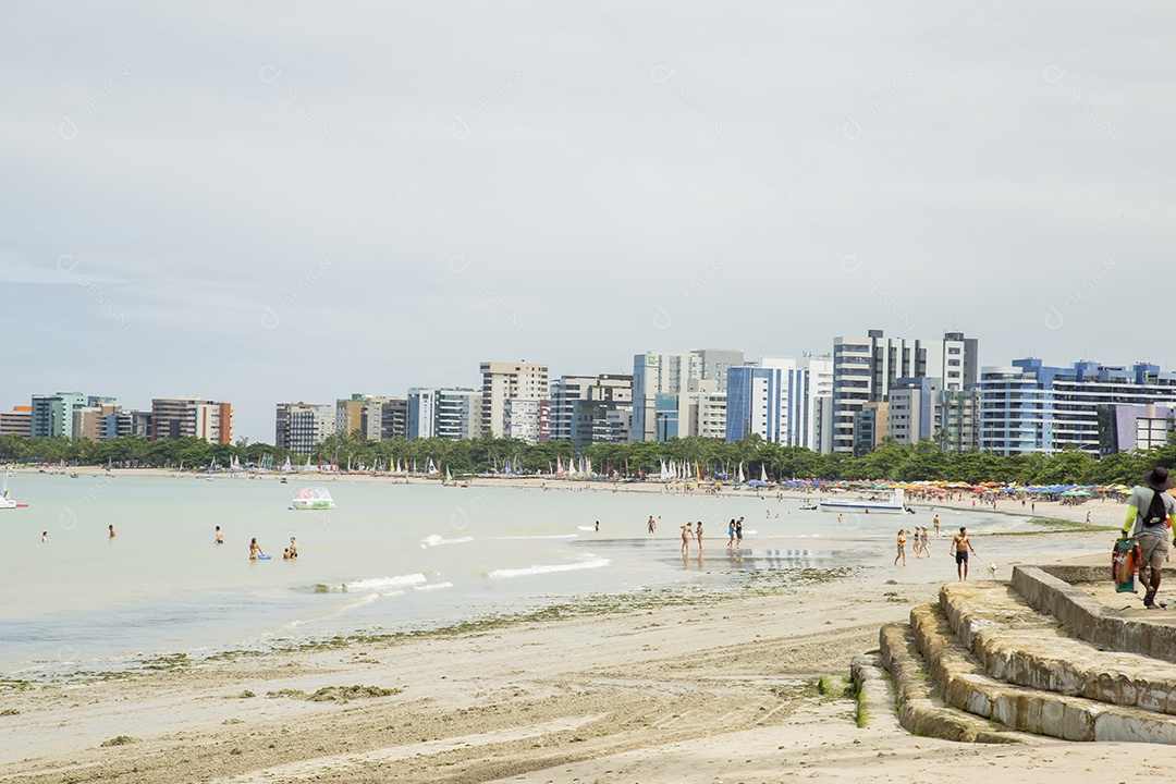 Linda paisagem de uma praia pessoas curtindo verão