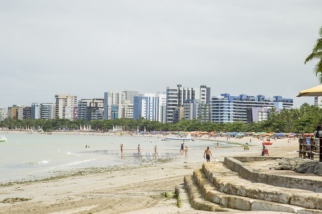 Linda paisagem de uma praia céu nublado
