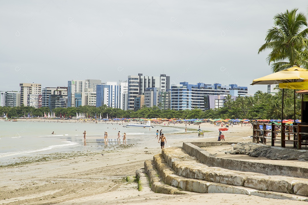 Linda paisagem de uma praia céu nublado