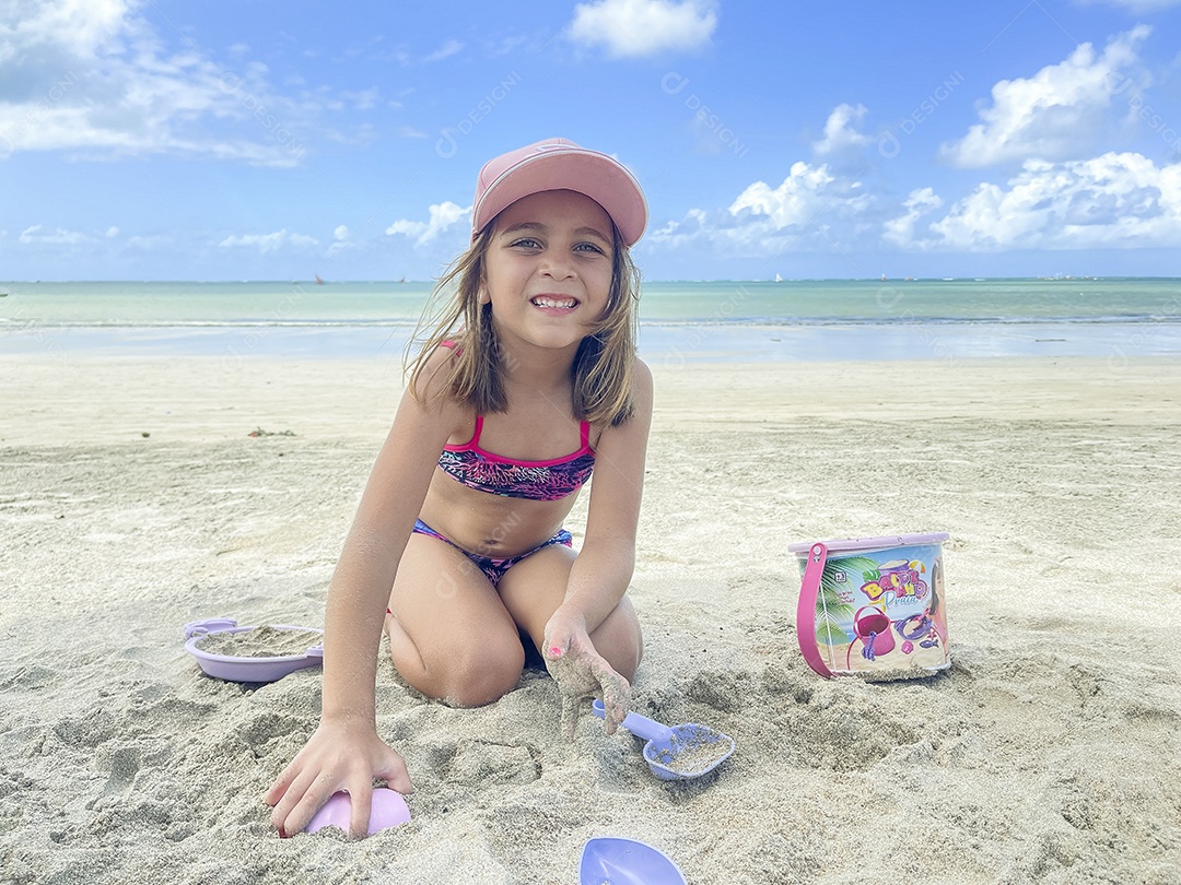 Linda garotinha férias sobre praia