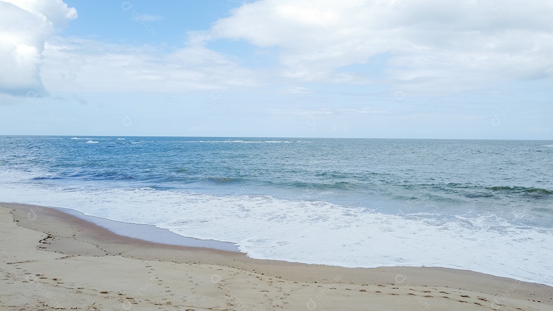 Linda paisagem de uma praia deserta