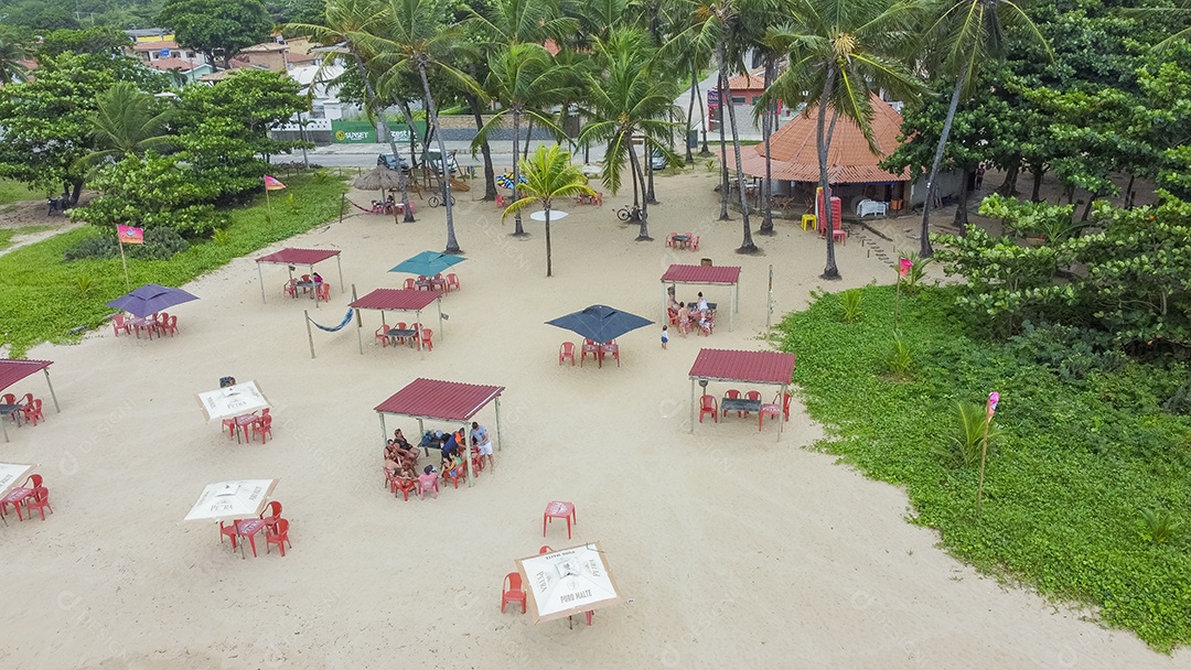 Linda paisagem de uma praia pessoas curtindo verão