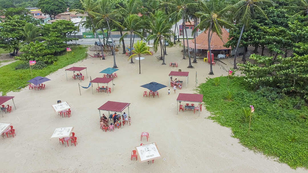 Linda paisagem de uma praia deserta